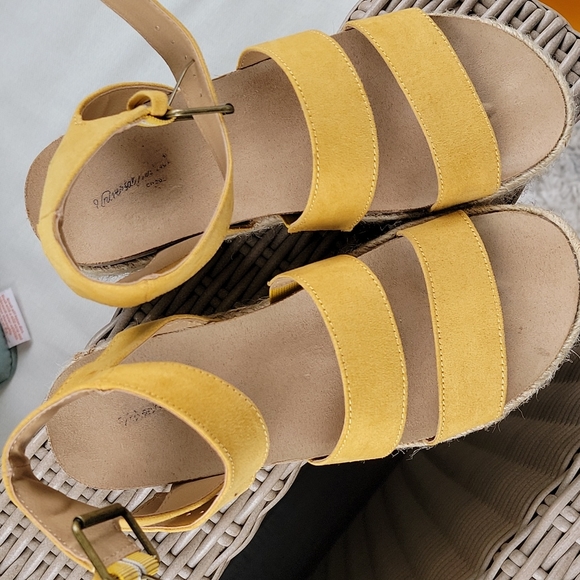 🤍Universal Thread Sandals - Picture 2 of 10